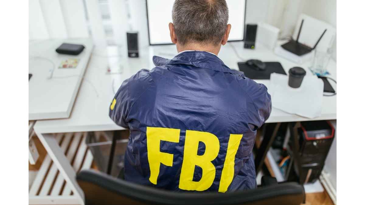 Hackean sistema de correos electrónicos del FBI