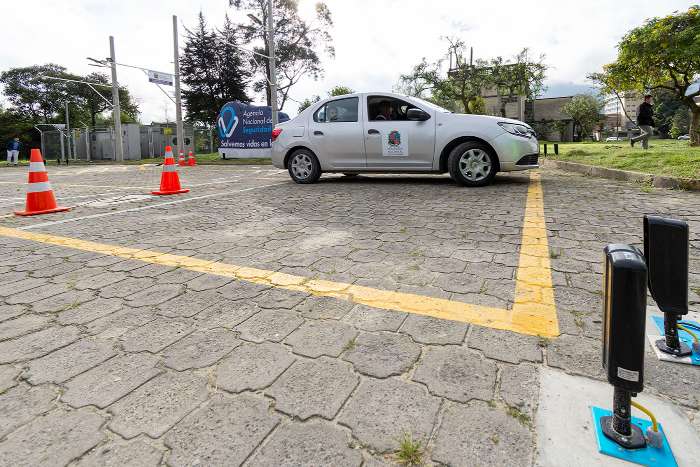 Prueba de conducción de carro con uso de cámaras de videovigilancia