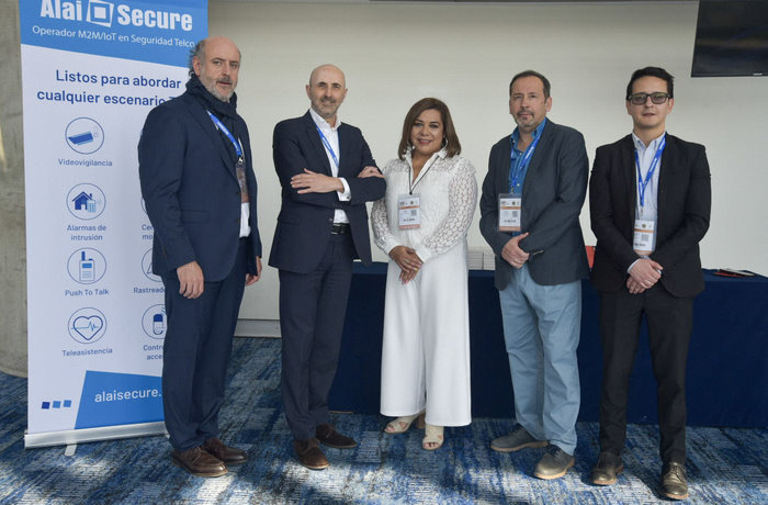 Equipo Alai con la revista Ventas de Seguridad