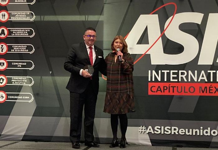 José Luis Alvarado recibiendo reconocimiento ASIS Internacional